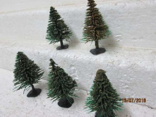 HO SCALE : x5  SMALL PLASTIC PINE TREES - LOT 461T