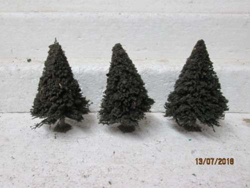 HO SCALE : x3 PINE TREES - LOT 475T