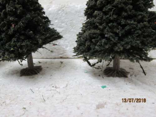 HO SCALE : x3 PINE TREES - LOT 475T