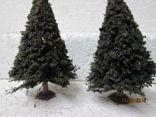 HO SCALE : x3 PINE TREES - LOT 475T