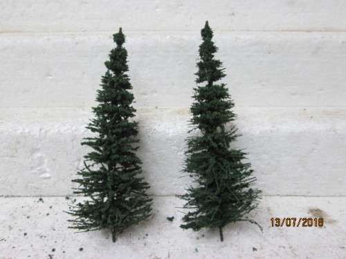 HO SCALE : x2 FIR TREES - LOT 478T