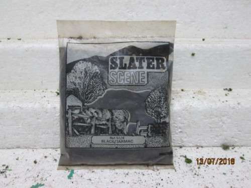 HO SCALE : SLATER SCENE (BLACK TARMAC) - LOT 498T