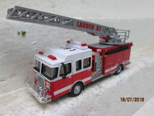 HO SCALE : SCHUCO FIRE TRUCK WITH LADDER (BOXED) - LOT 524T