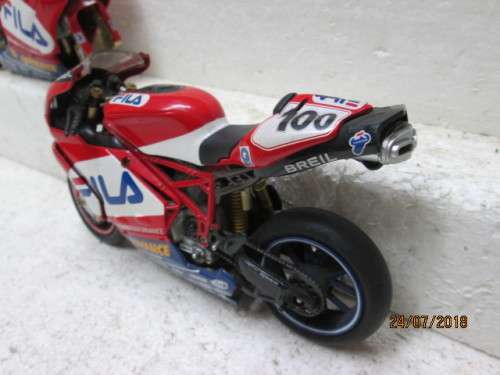 1:12 SCALE NEWRAY : DUCATI FILA No 100 RACING MOTORBIKE WITH EXTRAS - LOT 683T