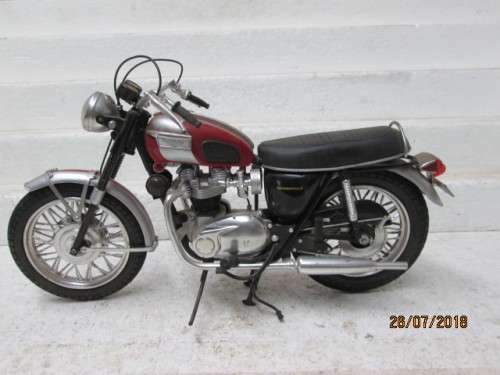 1:6 SCALE NEWRAY : VINTAGE TRIUMPH BONIVILLE MOTORCYCLE - LOT 741T