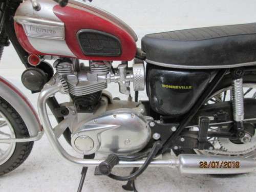 1:6 SCALE NEWRAY : VINTAGE TRIUMPH BONIVILLE MOTORCYCLE - LOT 741T