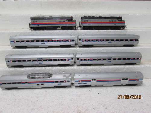 HO SCALE : ATHEARN AMTRAK DIESEL LOCOMOTIVE PLUS 6 COACHES - LOT 910T