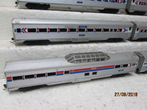 HO SCALE : ATHEARN AMTRAK DIESEL LOCOMOTIVE PLUS 6 COACHES - LOT 910T