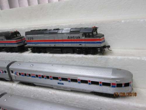 HO SCALE : ATHEARN AMTRAK DIESEL LOCOMOTIVE PLUS 6 COACHES - LOT 910T