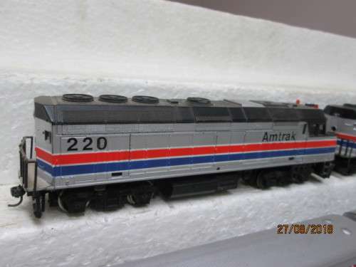 HO SCALE : ATHEARN AMTRAK DIESEL LOCOMOTIVE PLUS 6 COACHES - LOT 910T
