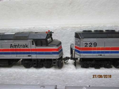 HO SCALE : ATHEARN AMTRAK DIESEL LOCOMOTIVE PLUS 6 COACHES - LOT 910T