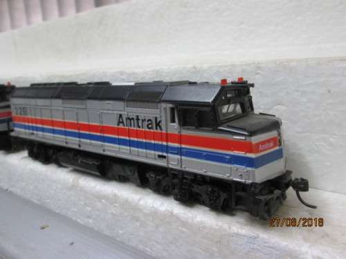 HO SCALE : ATHEARN AMTRAK DIESEL LOCOMOTIVE PLUS 6 COACHES - LOT 910T