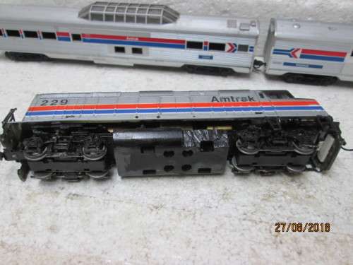 HO SCALE : ATHEARN AMTRAK DIESEL LOCOMOTIVE PLUS 6 COACHES - LOT 910T