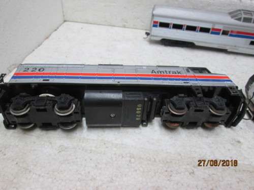 HO SCALE : ATHEARN AMTRAK DIESEL LOCOMOTIVE PLUS 6 COACHES - LOT 910T