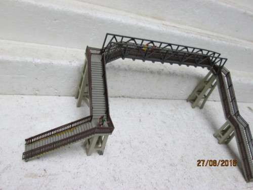 HO/OO SCALE DOUBLE RAIL CROSSING PEDESTRIAN BRIDGE - LOT 952T