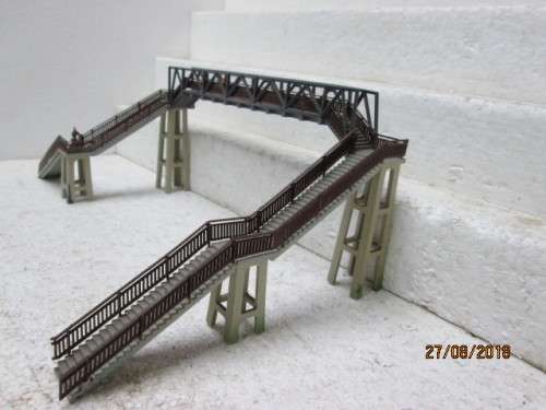 HO/OO SCALE DOUBLE RAIL CROSSING PEDESTRIAN BRIDGE - LOT 952T