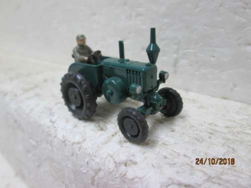 HO SCALE : WIKING TRACTOR - LOT 702U
