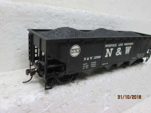 HO SCALE : BACHMANN OPEN HOPPER (N&W) - LOT 781U
