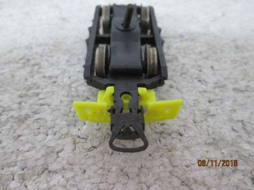 HO SCALE : LIMA SAR REPLACEMENT COW CATCHERS (YELLOW) - LOT 896U