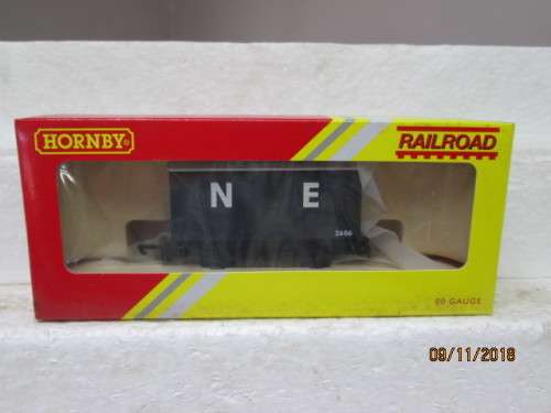 OO SCALE : HORNBY CLOSED VAN N E (BOXED) - LOT 910U