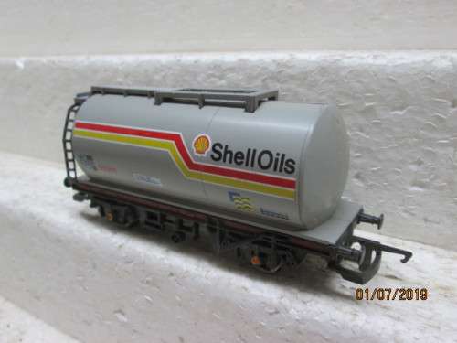 OO SCALE  HORNBY TANKER "SHELL OILS" - LOT 622W