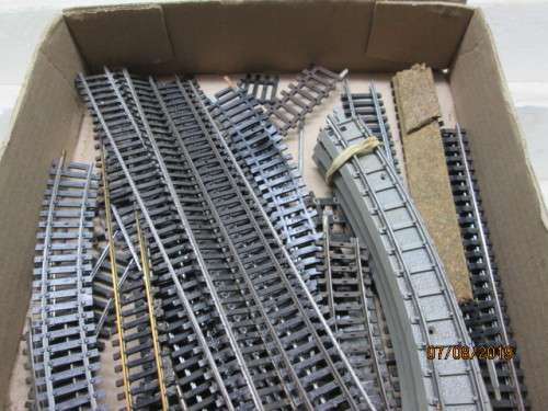 HO/OO SCALE : BEERBOX WITH TRACK OFF-CUTS  - LOT 130X