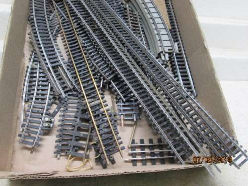 HO/OO SCALE : BEERBOX WITH TRACK OFF-CUTS  - LOT 130X