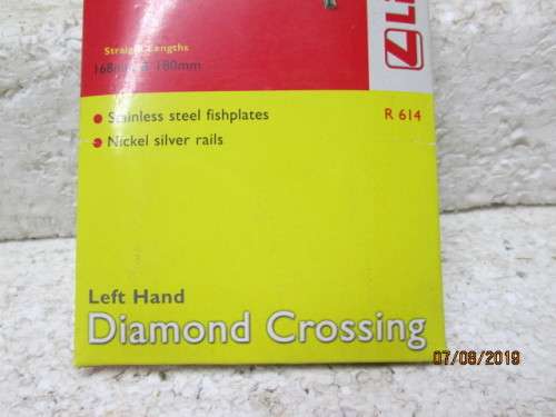 HO/OO SCALE : HORNBY LEFT HAND DIAMOND CROSSING R614 (BOXED) - LOT 149X