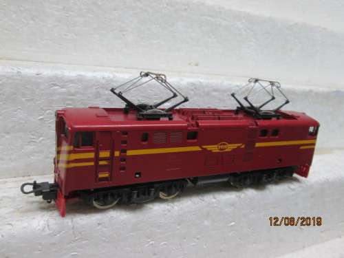 HO SCALE : LIMA SAR RED 5E DUMMY LOCOMOTIVE - LOT 254X