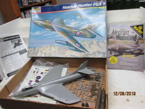 1:32 SCALE REVELL : HAWKER HUNTER FGA 9 KIT (BOXED) - LOT 289X