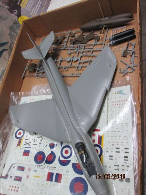 1:32 SCALE REVELL : HAWKER HUNTER FGA 9 KIT (BOXED) - LOT 289X