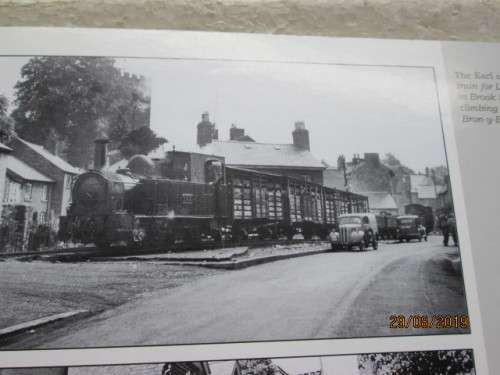 SOFT COVER BOOK : THE WELSHPOOL & LLANFAIR LIGHT RAILWAY - LOT 410X