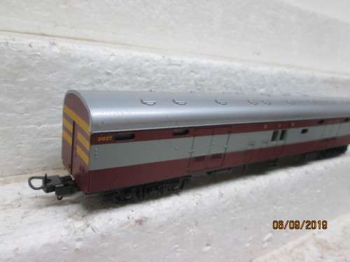 HO SCALE : LIMA SAR TRANS KAROO BAGGAGE CAR (NEW SPEC BOGIES) -  LOT 643X