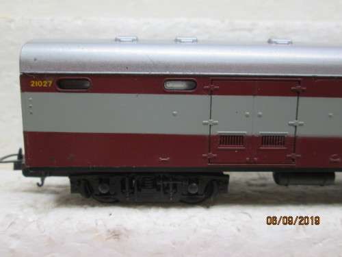 HO SCALE : LIMA SAR TRANS KAROO BAGGAGE CAR (NEW SPEC BOGIES) -  LOT 643X