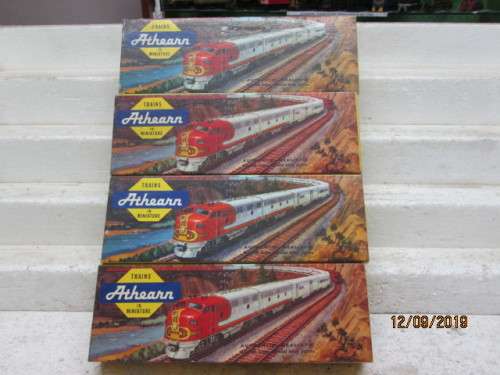 HO SCALE : ATHEARN x4 UNDECORATED PASSENGER COACH KITS (BOXED) - LOT 672X
