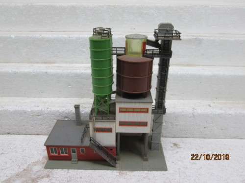 HO SCALE : FALLER INDUSTRIAL SILOS - LOT 75Y
