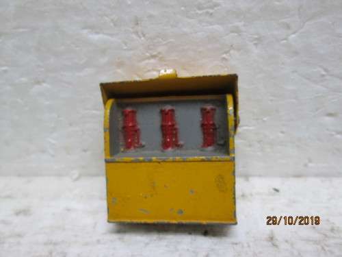 DINKY TOYS : YELLOW OLD STYLE PETROL PUMPS IN BOX - LOT 148Y