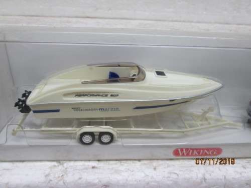 HO SCALE : WIKING VW TOUREG WITH SPEEDBOAT (BOXED) - LOT 290Y