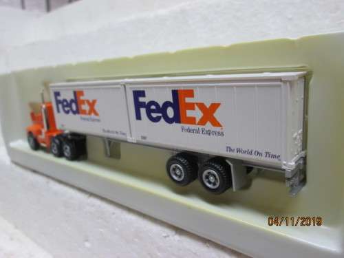 HO SCALE : MODELPOWER ROAD CONTAINER TRUCK / FEDEX (BOXED) - LOT 347Y