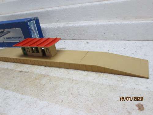 OO SCALE : HORNBY DUBLO ISLAND PLATFORM (BOXED) - LOT 923Y