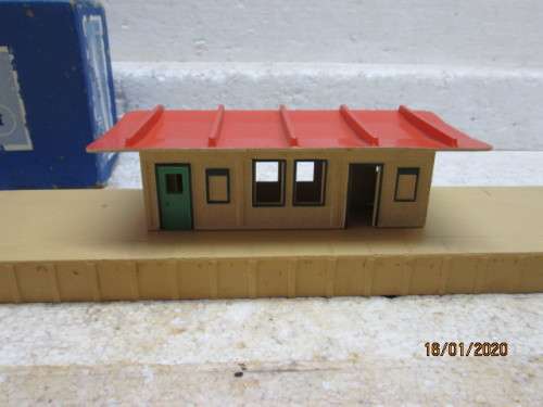 OO SCALE : HORNBY DUBLO ISLAND PLATFORM (BOXED) - LOT 923Y