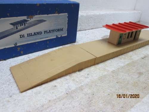 OO SCALE : HORNBY DUBLO ISLAND PLATFORM (BOXED) - LOT 923Y