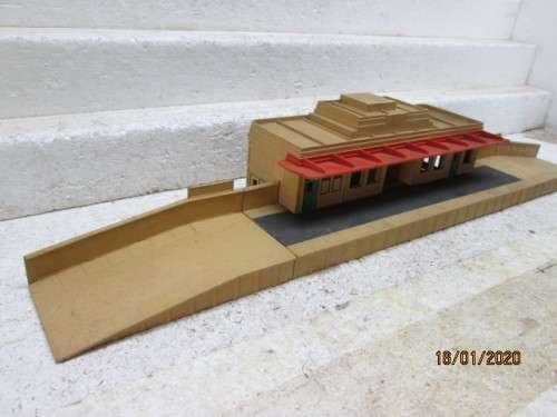 OO SCALE : HORNBY DUBLO THROUGH STATION - LOT 926Y