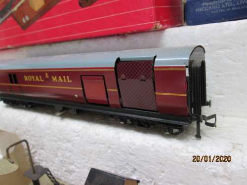 OO SCALE : HORNBY DUBLO TPO MAIL VAN SET (BOXED) - LOT 985Y