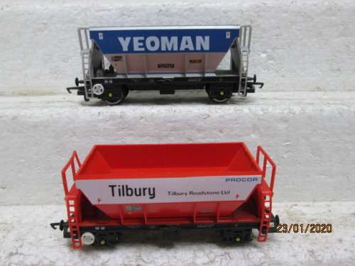 OO SCALE : HORNBY x2 OPEN HOPPERS - LOT 78z
