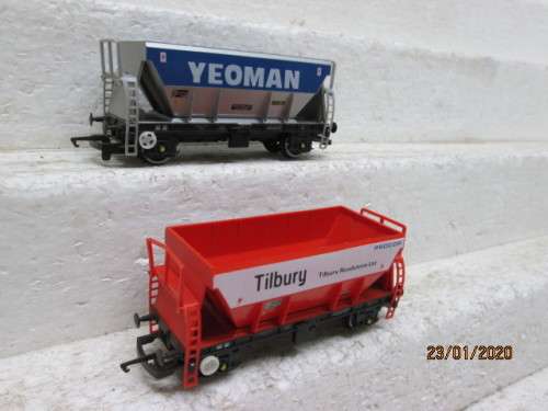 OO SCALE : HORNBY x2 OPEN HOPPERS - LOT 78z