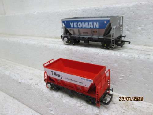 OO SCALE : HORNBY x2 OPEN HOPPERS - LOT 78z
