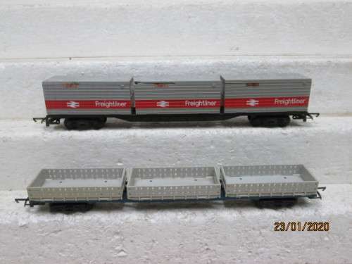 OO SCALE : HORNBY x2 LONG FLAT CAR WAGONS WITH LOADS - LOT 81z