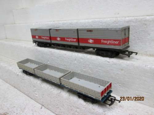 OO SCALE : HORNBY x2 LONG FLAT CAR WAGONS WITH LOADS - LOT 81z