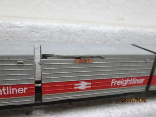 OO SCALE : HORNBY x2 LONG FLAT CAR WAGONS WITH LOADS - LOT 81z